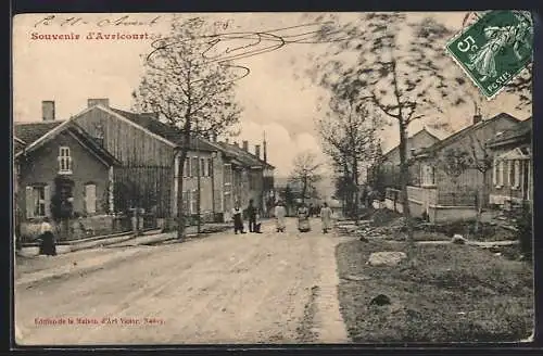 AK Avricourt, Souvenir d`Axicourt avec rue bordée de maisons et passants