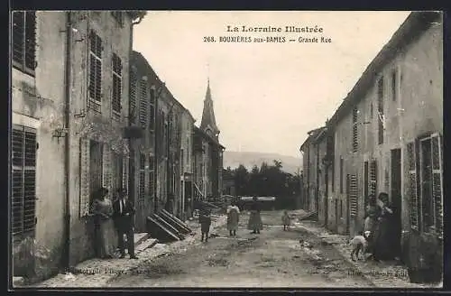 AK Bouxières-aux-Dames, Grande Rue animée avec habitants et église en arrière-plan