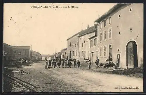 AK Frémonville, Rue de Blâmont avec groupe de personnes devant des maisons