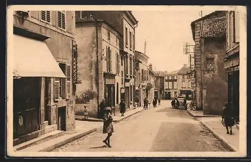 AK Foug, Rue de l`Hôtel de Ville animée avec passants et bâtiments anciens