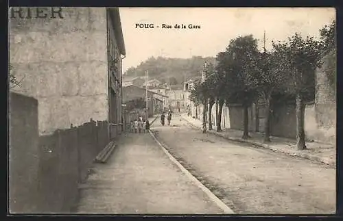 AK Foug, Rue de la Gare animée et bordée d`arbres