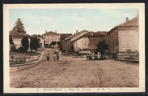 AK Diarville, Rue de Nancy avec des passants et des bâtiments anciens
