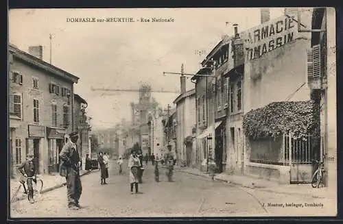 AK Dombasle-sur-Meurthe, Rue Nationale avec passants et bâtiments historiques