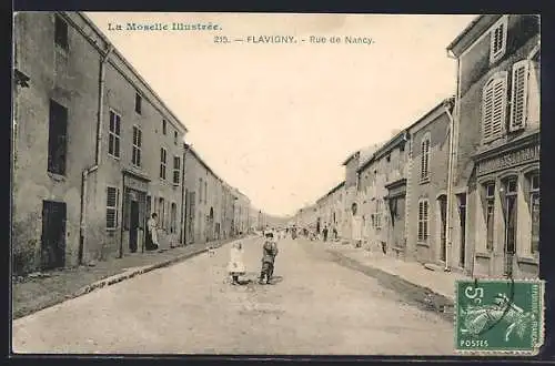 AK Flavigny, Rue de Nancy animée avec passants et bâtiments historiques