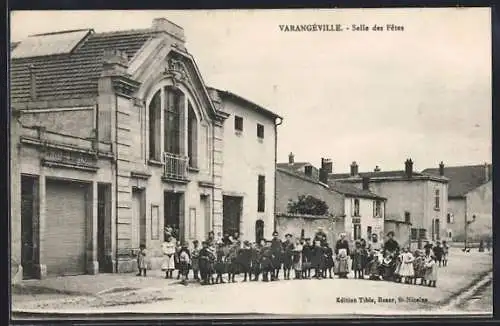 AK Varangéville, Salle des Fêtes avec enfants devant le bâtiment