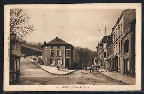 AK Rehon, Route de Longwy avec bâtiments et passants