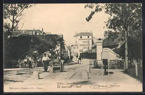 AK Toul, Porte Jeanne d`Arc et scène de rue animée