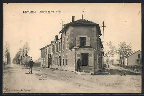 AK Tronville, Avenue de Bar-le-Duc avec bâtiments et passants