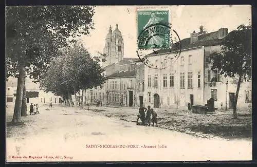 AK Saint-Nicolas-du-Port, Avenue Jolin et perspective de l`église en arrière-plan