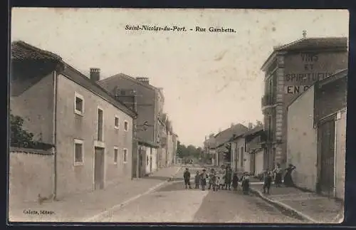 AK Saint-Nicolas-du-Port, Rue Gambetta avec enfants jouant dans la rue