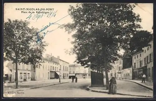 AK Saint-Nicolas-du-Port, Place de la République avec passants et arbres