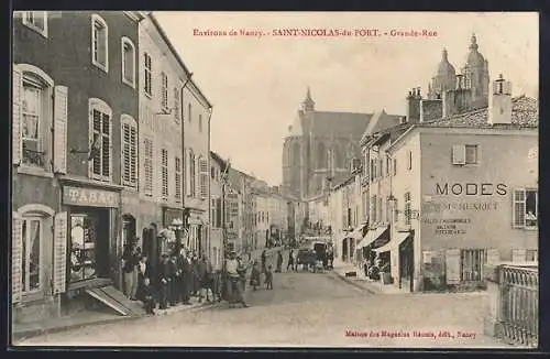 AK Saint-Nicolas-de-Port, Grande-Rue animée avec vue sur l`église