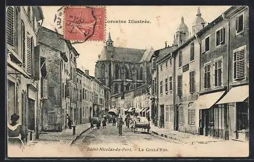 AK Saint-Nicolas-du-Port, La Grand`Rue animée avec vue sur l`église