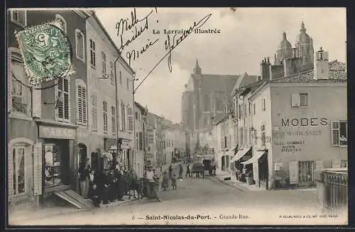 AK Saint-Nicolas-du-Port, Grande-Rue animée avec vue sur l`église en arrière-plan