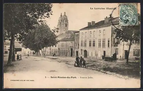 AK Saint-Nicolas-du-Port, Avenue Jolin avec vue sur la rue animée et l`église en arrière-plan