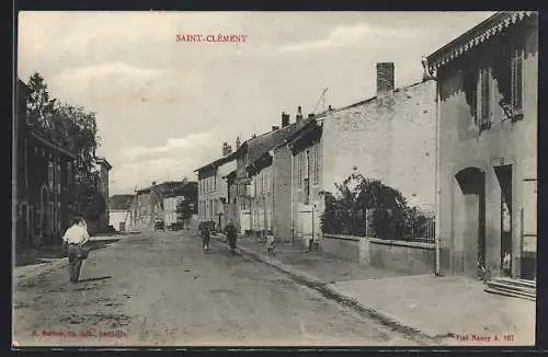 AK Saint-Clément, Rue principale avec piétons et cyclistes