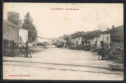 AK St-Clément, Rue Mangenot avec vue sur les maisons et la rue calme