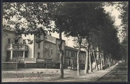 AK Saint-Clément, Avenue de la Gare avec maisons et arbres alignés