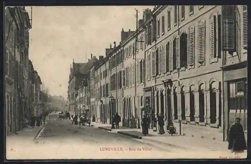 AK Lunéville, Rue de Viller animée avec passants et bâtiments historiques