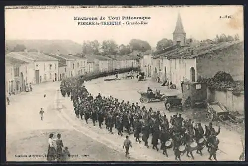 AK Pierre-la-Treiche, Grande-Rue avec défilé militaire et voitures anciennes