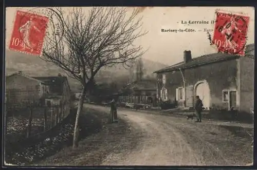 AK Barisey-la-Côte, Entrée du village avec route bordée de maisons et arbres en hiver