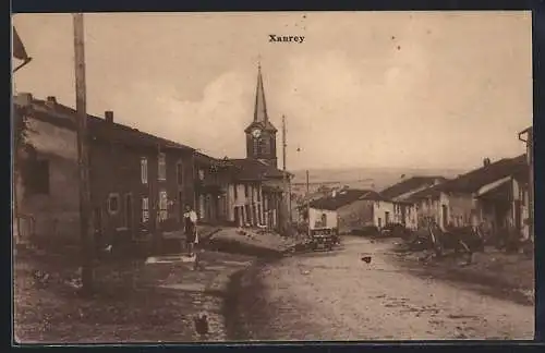 AK Xanrey, Rue principale avec église en arrière-plan