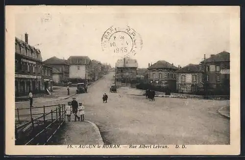 AK Audun-le-Roman, Rue Albert Lebrun avec passants et voitures anciennes