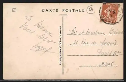 AK Audun-le-Roman, Rue Albert Lebrun avec passants et voitures anciennes