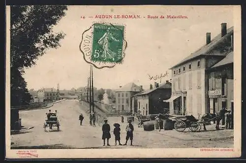 AK Audun-le-Roman, Route de Malavillers avec calèche et passants