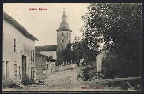 AK Crion, L`église et la rue principale du village