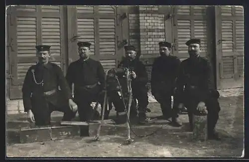 Foto-AK Fünf Soldaten in Uniformen mit MG 08