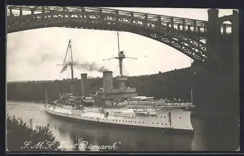 AK S. M. S. Fürst Bismarck, Kriegsschiff des Ostasiengeschwaders unter einer Brücke