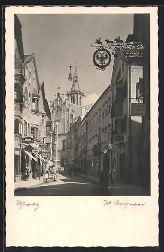 Foto-AK Schwaz, Strassenpartie mit Gasthaus und Geschäften