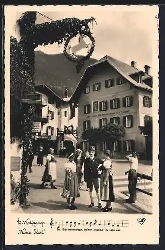 AK St. Wolfgang, Passanten in Tracht vor dem Weissen Rössl, Lied