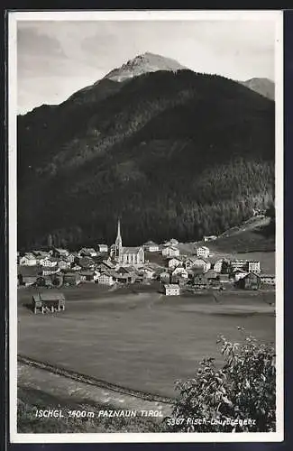 AK Ischgl /Paznaun, Ortsansicht mit bewaldetem Berg