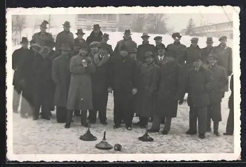 Foto-AK Männer beim Curling auf einer Eisfläche, Gruppenfoto