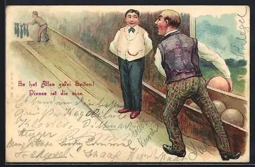 AK Herr beim Kegeln greift nach der Glatze eines Mannes