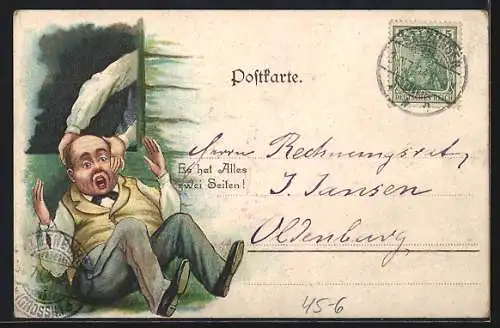 AK Herr beim Kegeln greift nach der Glatze eines Mannes