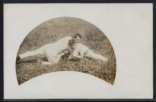 Foto-AK Zwei Männer ringen auf einem Feld