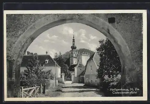 AK Heiligenkreuz /N. Do., Cistercienser-Abtei, durch ein Tor gesehen