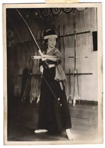 Fotografie Japanische Schauspielerin Fuka Mizu übt Bogenschiessen im traditionellen Kimono 1940