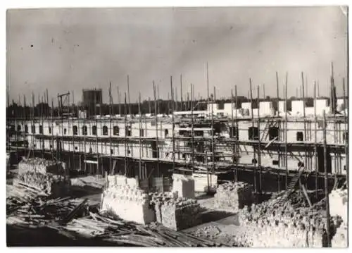 Fotografie Atlantic, Ansicht Berlin-Schöneberg, Neubau von Wohnblöcken auf dem Südgelände, Gasometer im Hintergrund 1938