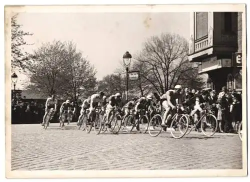 Fotografie Jaques, Ansicht Berlin, Gleimstrasse, Fahrradrennen 25 Runden Rundstrecke durch das Häusermeer Berlin's 1942