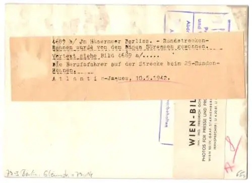 Fotografie Jaques, Ansicht Berlin, Gleimstrasse, Fahrradrennen 25 Runden Rundstrecke durch das Häusermeer Berlin's 1942