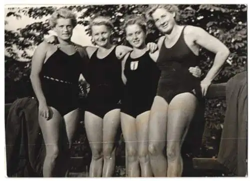 Fotografie Doliwa, Ansicht Wien, Prater Stadionbad, Schwimmerinnen der Kreismeisterschaft 1938