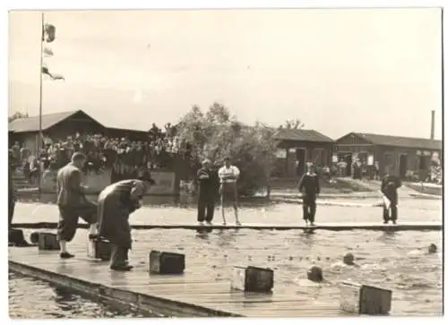 Fotografie Schostal, Ansicht Wien, Schwimm-Wettbewerb, Trainer feuern ihre Schützlinge an