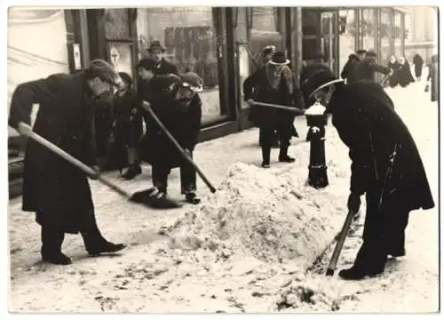 Fotografie Wilhelm Sturm, Ansicht Wien, Schneeschaufler räumen einen Gehweg vom Schnee 1938