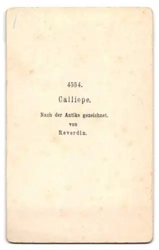 Fotografie unbekannter Fotograf und Ort, sitzende Skulptur: Calliope, nach Reverdin