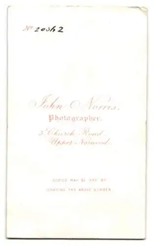 Fotografie J. Norris, London, kleines Mädchen im weissen Kleid nebst ihrem Hund auf dem Teppich