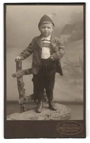 Fotografie Atelier Oberpollinger, München, bayerischer Bub in Tracht mit Lederhose